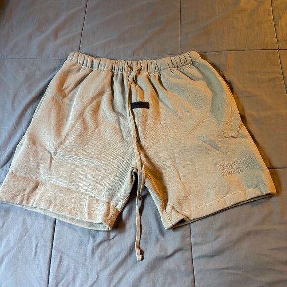 Fear of God Essentials Sweatshorts Smoke - Picture 2 of 7